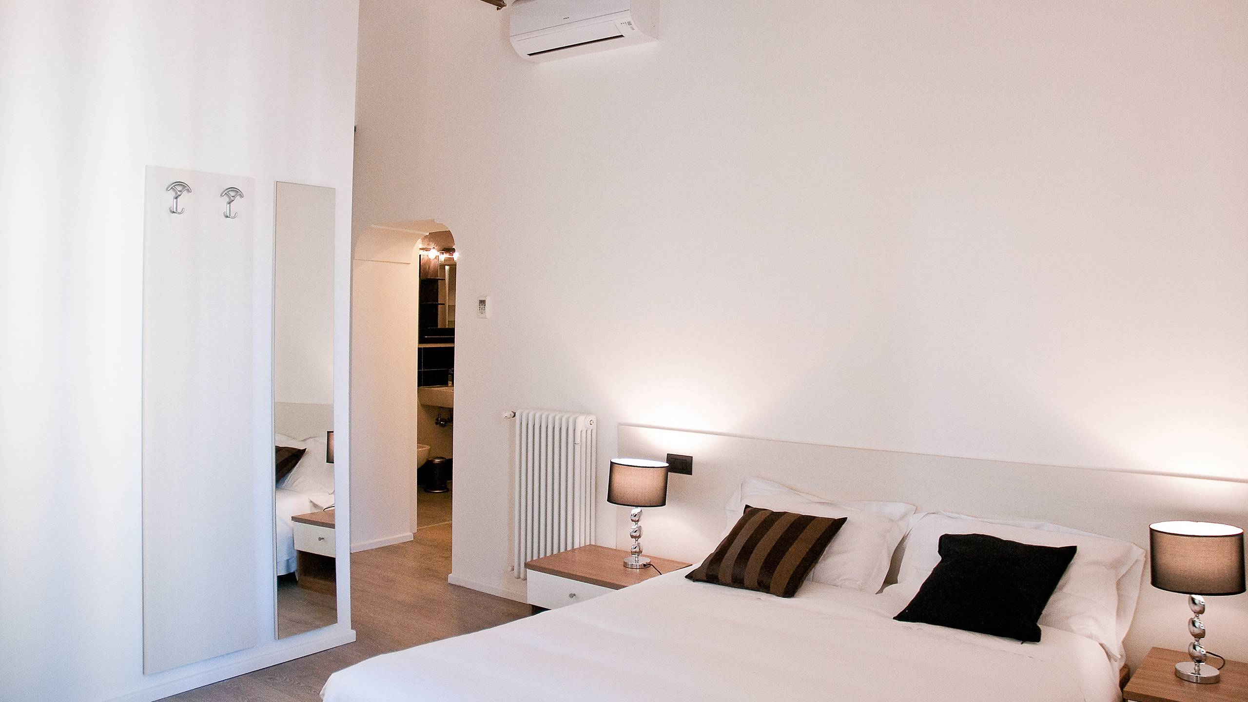 gh-collection-rome-Iuturna-guesthouse-room